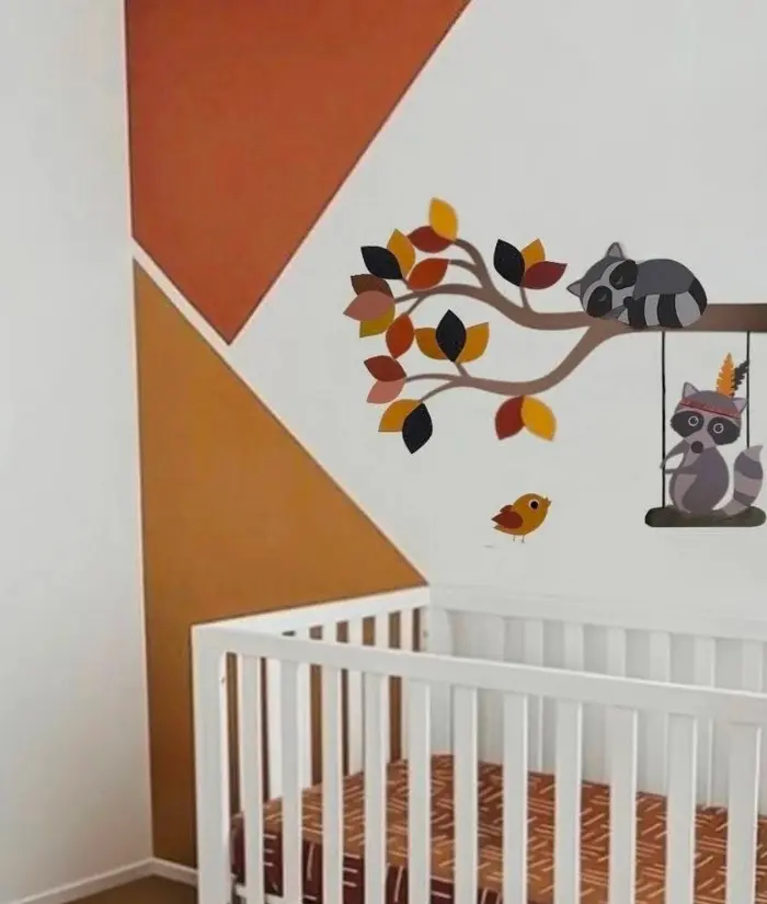 Okergele babykamer met een bosdierentak behangsticker